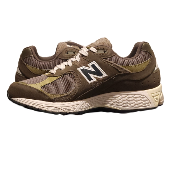 New Balance 2002R Size 10.5W/9M Sneakers - Picture 2 of 8